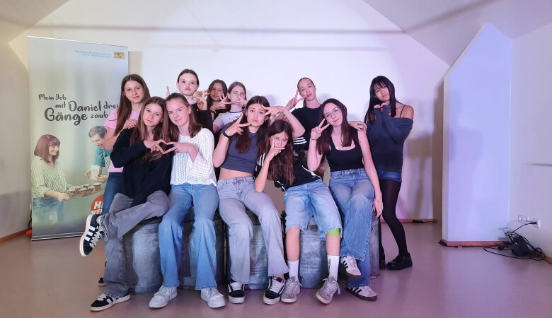 Das Foto zeigt eine kleine Gruppe Jugendlicher die Szenen zum Thema Behindertenhilfe präsentieren