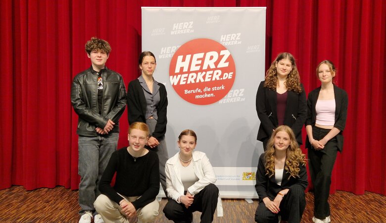Das Foto zeigt eine kleine Gruppe Jugendlicher die Szenen zum Thema Jugendhilfe präsentieren