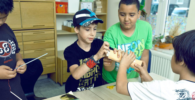 Im Jugendtreff: Mehrere Kinder machen ein Spiel.