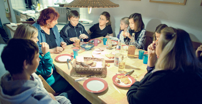 In der Wohngruppe: Betreuerinnen und Kinder beim Abendessen. 
