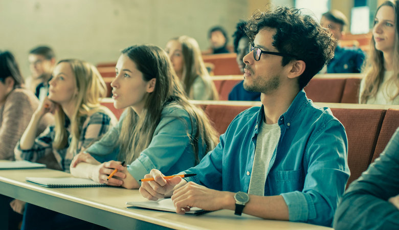 Im Hörsaal: Studierende lauschen einer Vorlesung.