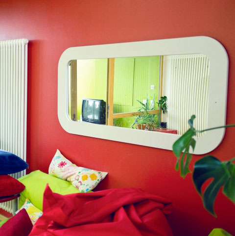 Zimmer mit Spiegel